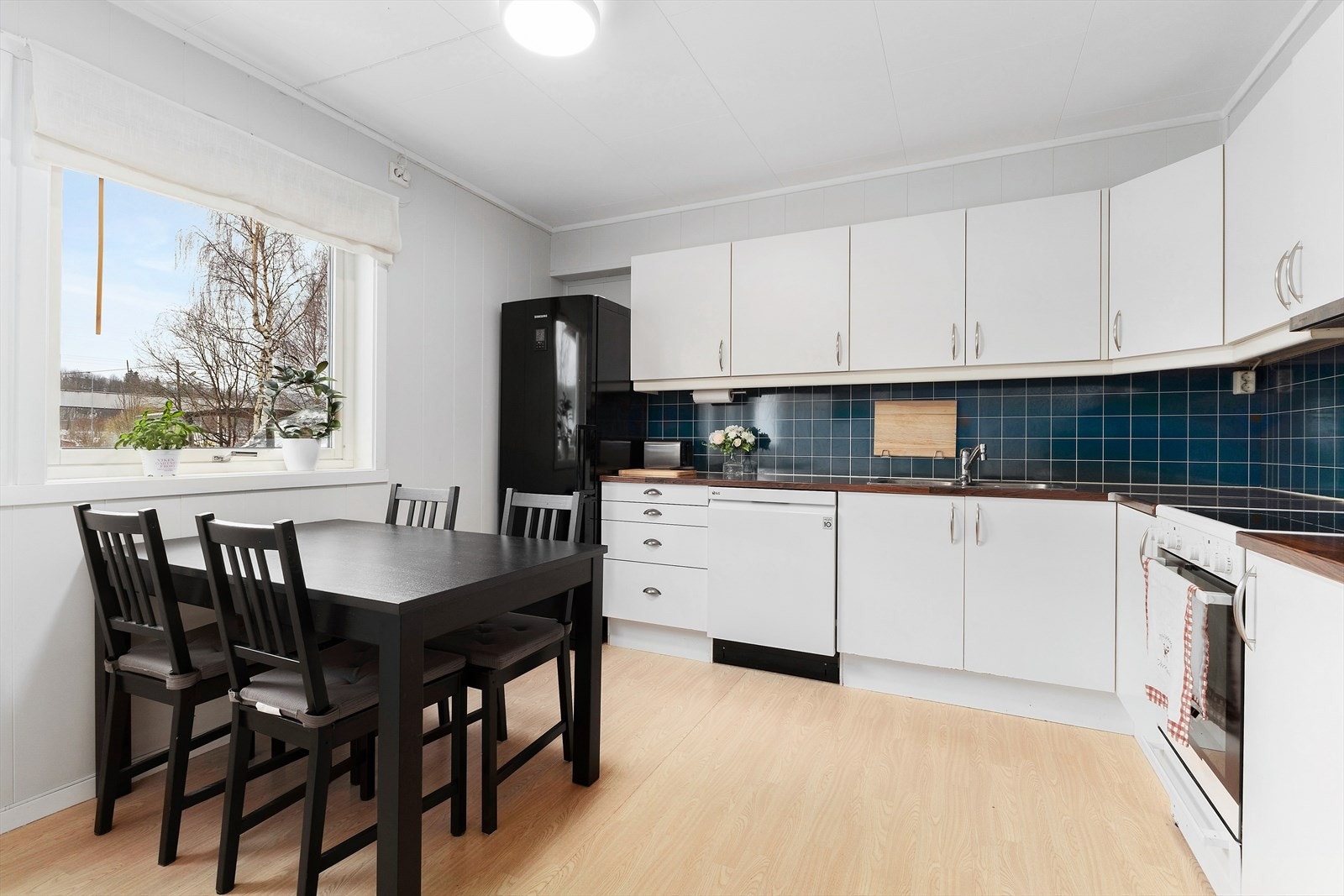 Kjøkkenet er av god størrelse og har plass for kjøkkenbord. Galleribilde