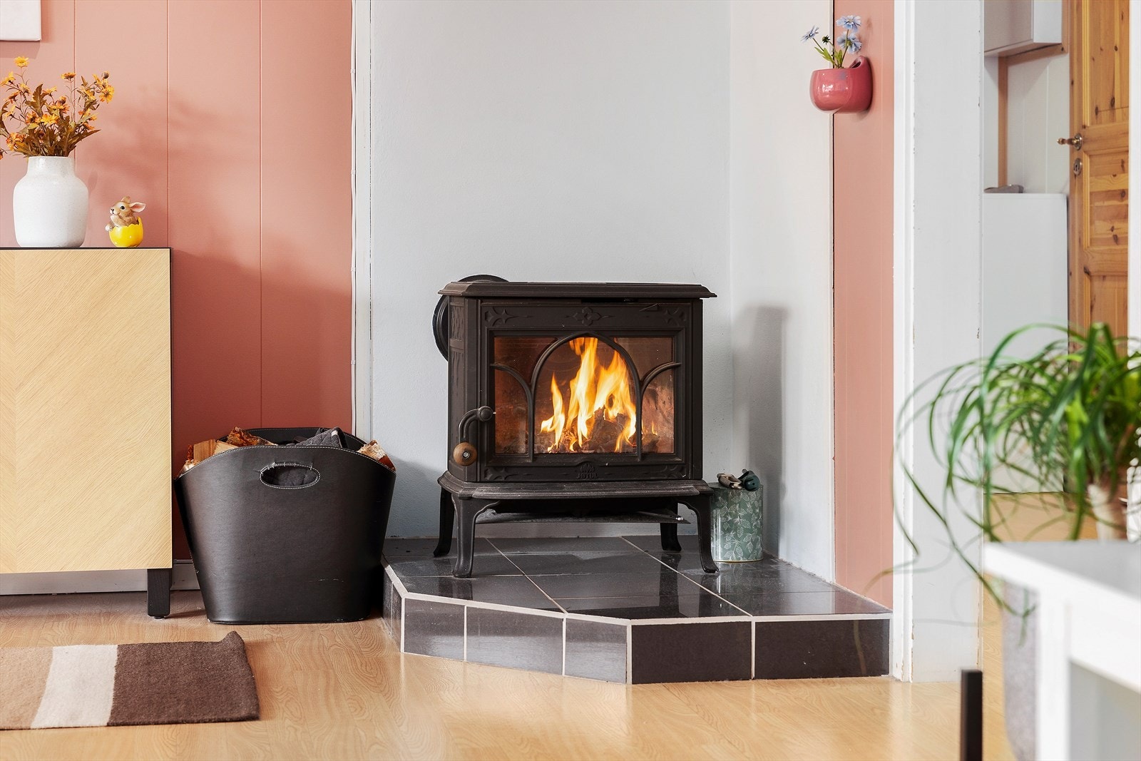 Oppvarming med vedfyring, panelovner og varmekabler i baderomsgulvet. Galleribilde