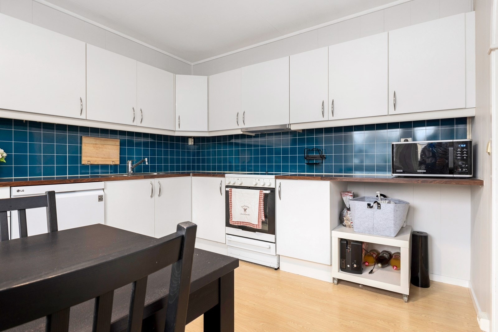 Hvitevarer følger med i handelen; komfyr, oppvaskmaskin og komb. kjøl/fryseskap. Galleribilde