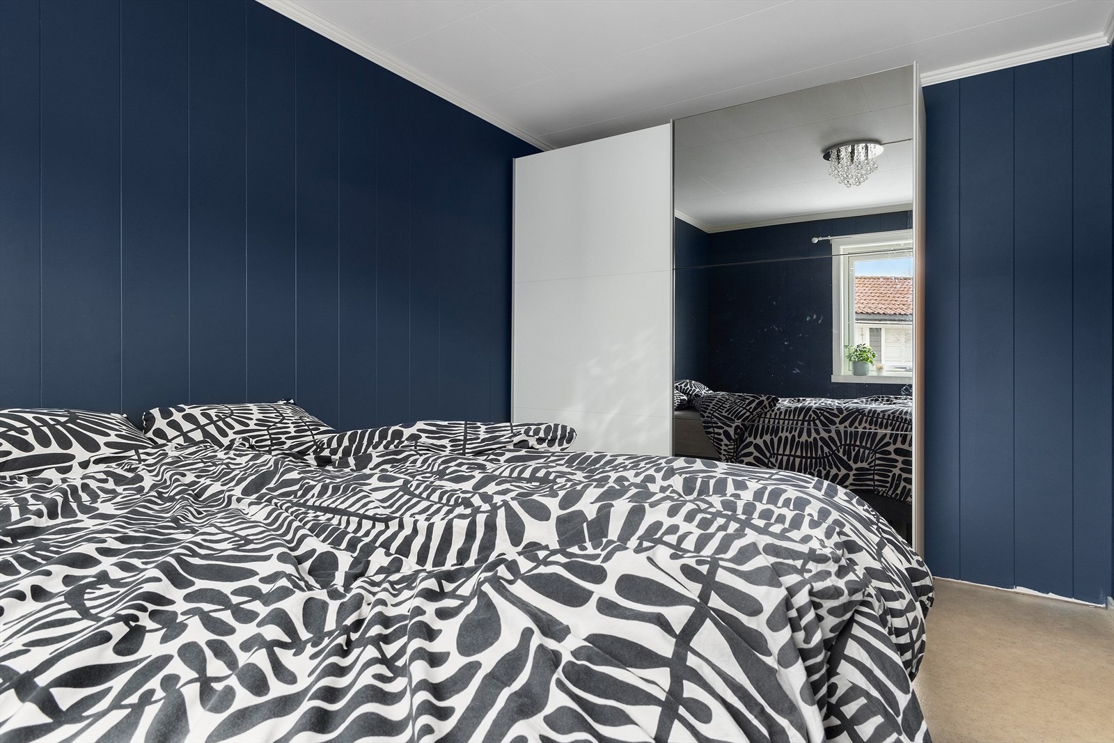 Soverom 1 av 2 med garderobeskap. Galleribilde