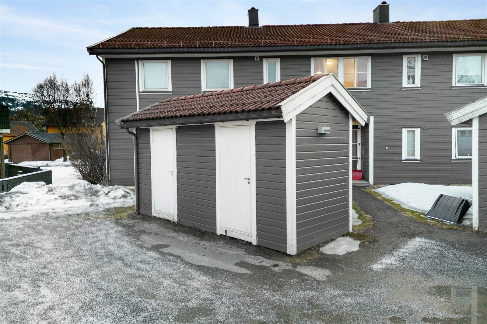 Tomten er en felles for sameiet og er pent opparbeidet med grøntarealer, boder og garasjer. Galleribilde