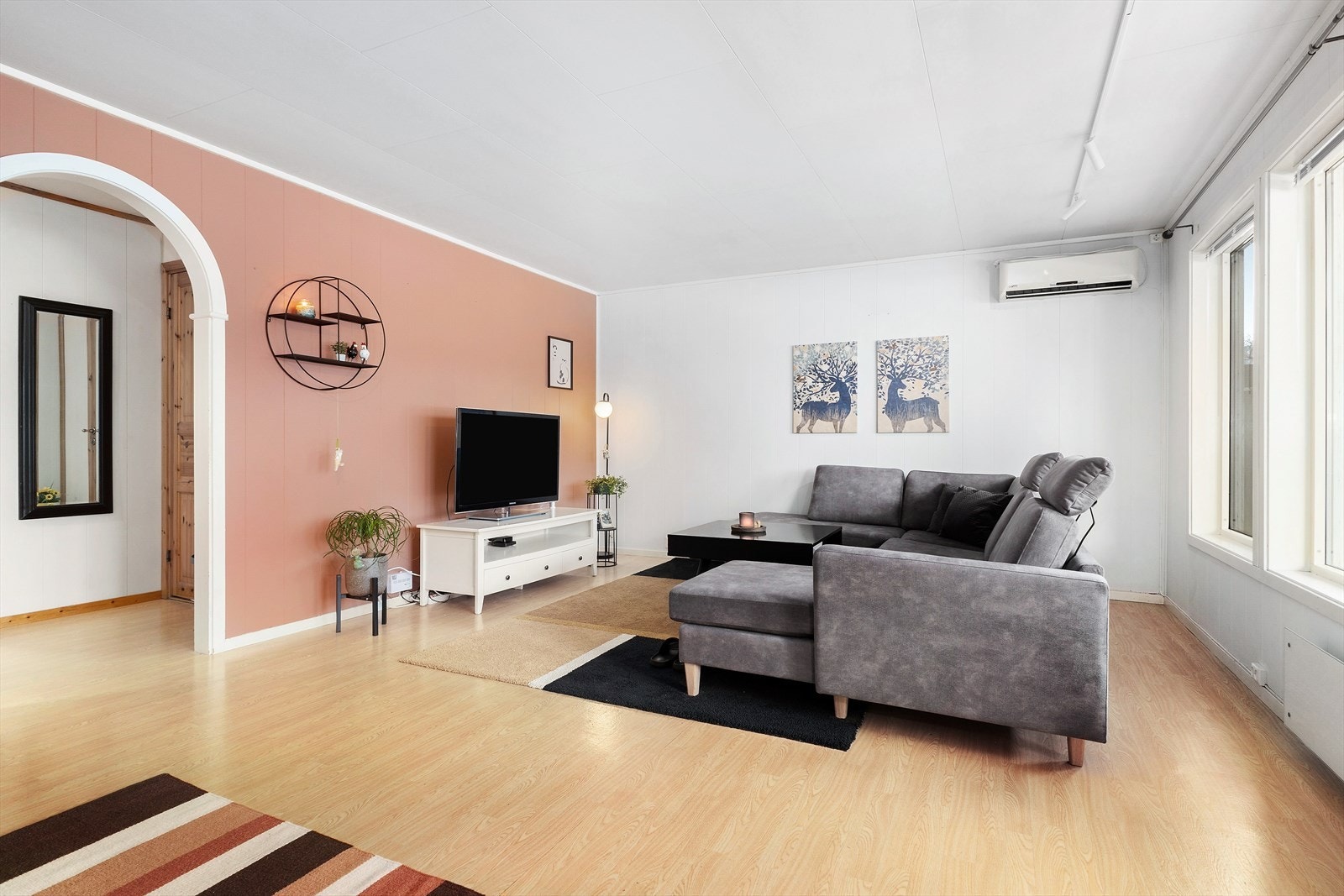 Med et internt bruksareal på 71 kvm får du en hyggelig stue, kjøkken med spisebord, bad/vaskerom, 2 soverom og bod. Galleribilde