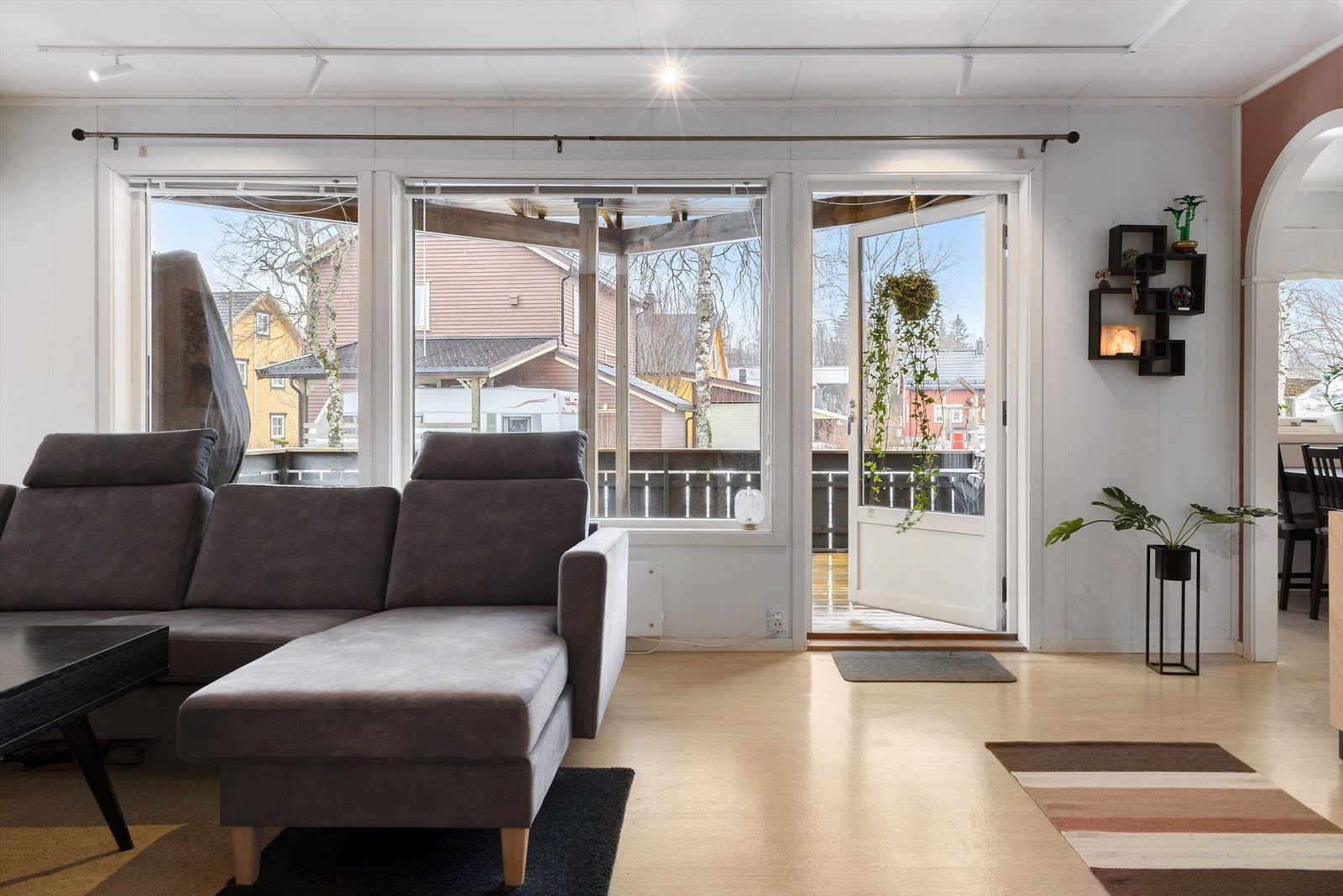 Leiligheten ligger lettvint til på bakkenivå, med en stor privat terrasse og egen garasje. Galleribilde