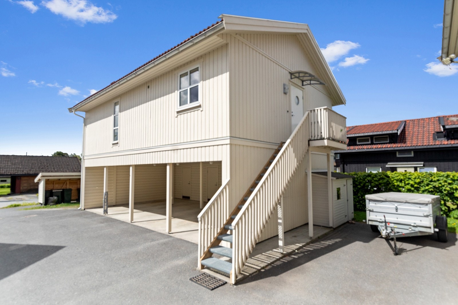 Carport under leiligheten. Trappen tar deg opp til leiligheten. Galleribilde