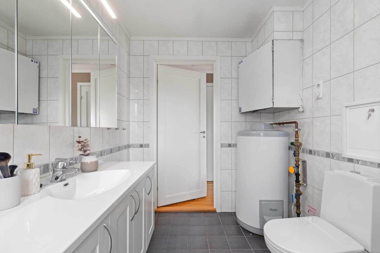 Varmtvannsbereder og ventilasjonsaggregat er montert på badet. Galleribilde