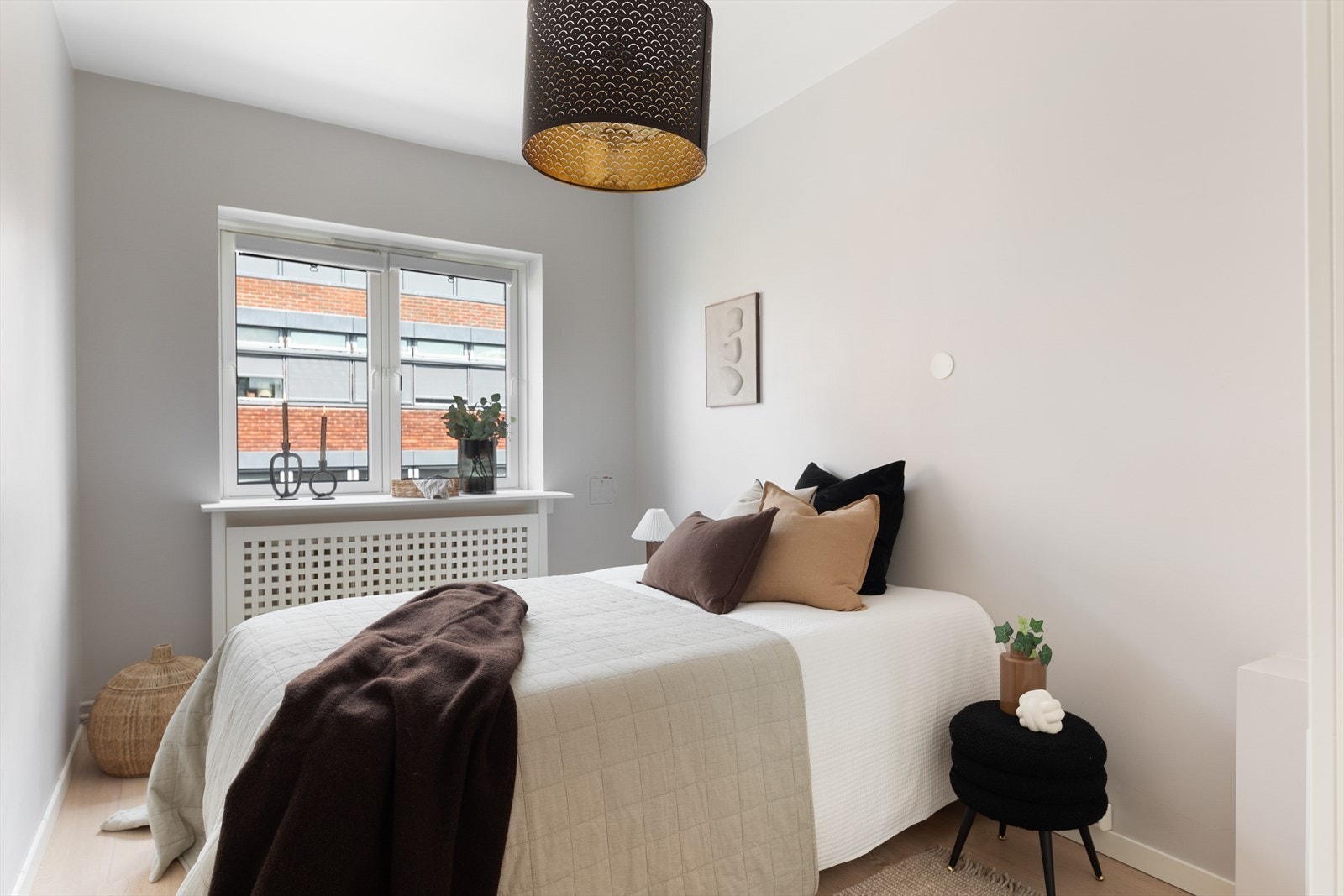 Boligens andre soverom er også av god størrelse og egner seg godt som barnerom, gjesterom, eller for å leies ut til en venninne eller kamerat. Galleribilde