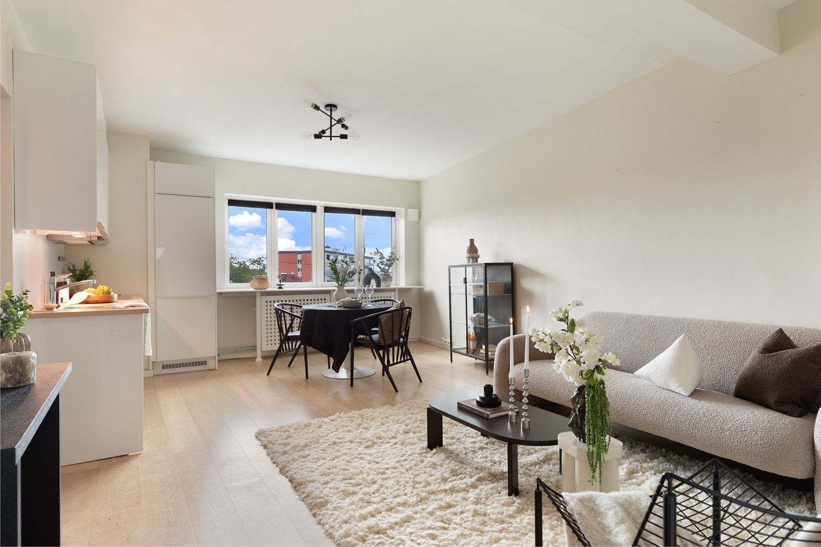 Leiligheten har en svært sosial, åpen løsning mellom stue og kjøkken, noe dagens eiere selv har satt stor pris på! Her kan dere sosialisere og kokkelere på samme tid. Galleribilde