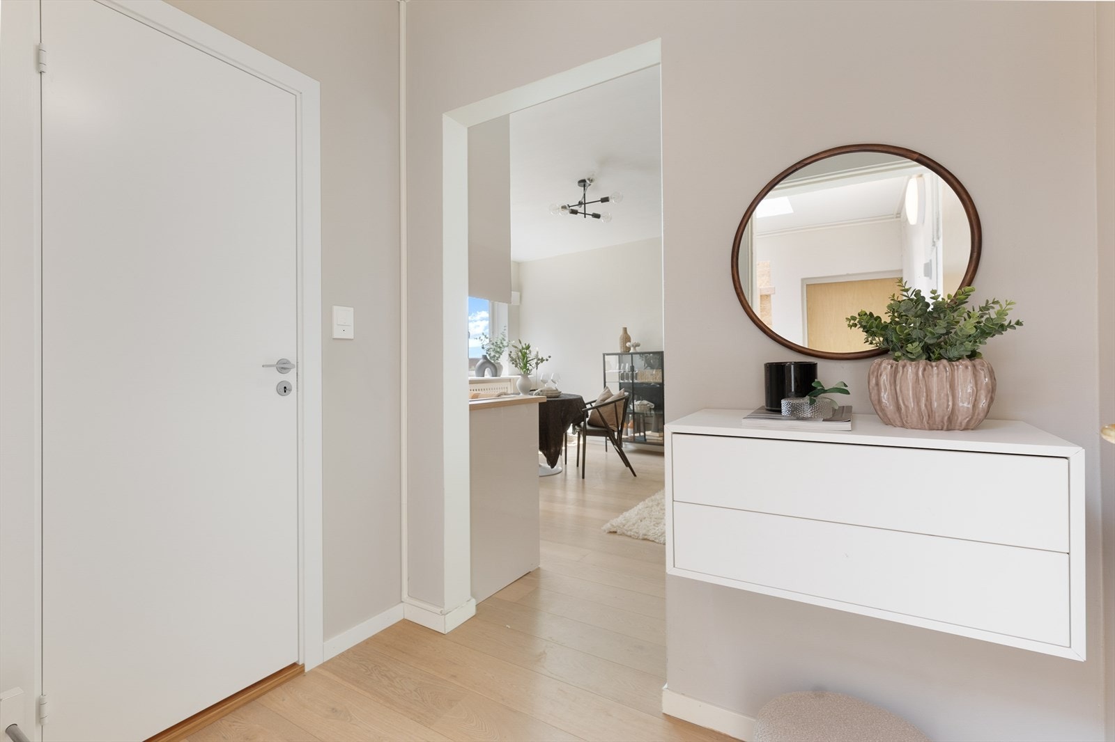 I det dere trer over dørstokken forstår dere umiddelbart hvilket lyst og moderne hjem dette er. Gangen er romslig med plass til yttertøy og sko. Her er det hyggelig å komme hjem! Galleribilde