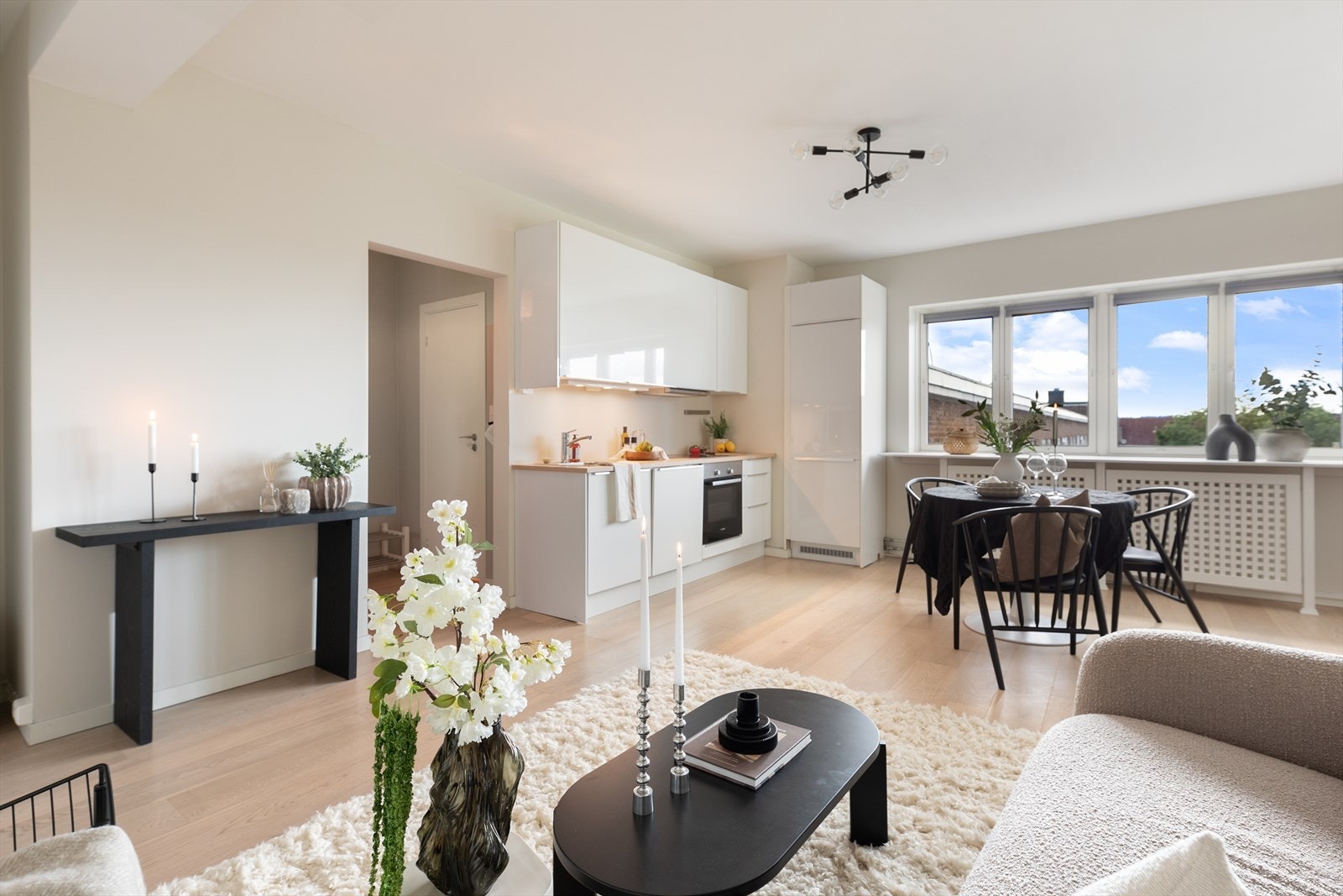 Rommet oppleves svært lyst og luftig som følge av malte flater i fargen Kokos, god takhøyde og store vinduer med dype karmer. Galleribilde