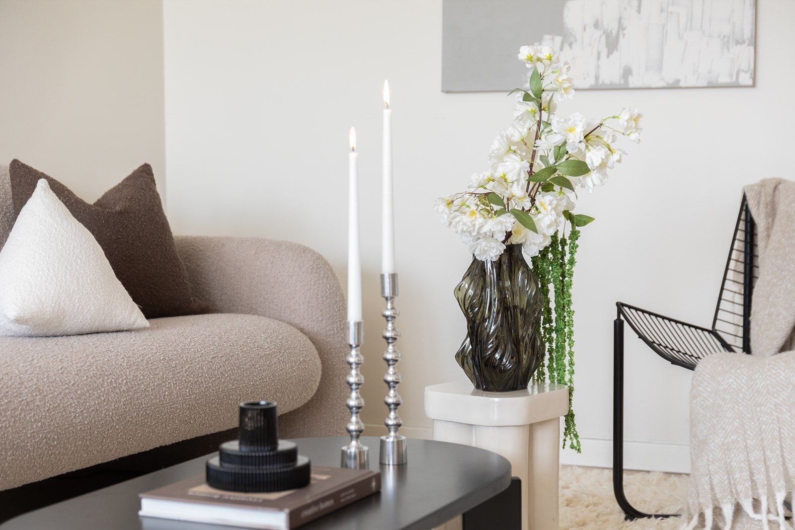 Her ligger alt til rette for rolige kvelder med film, eller større, sosiale sammenkomster. Galleribilde