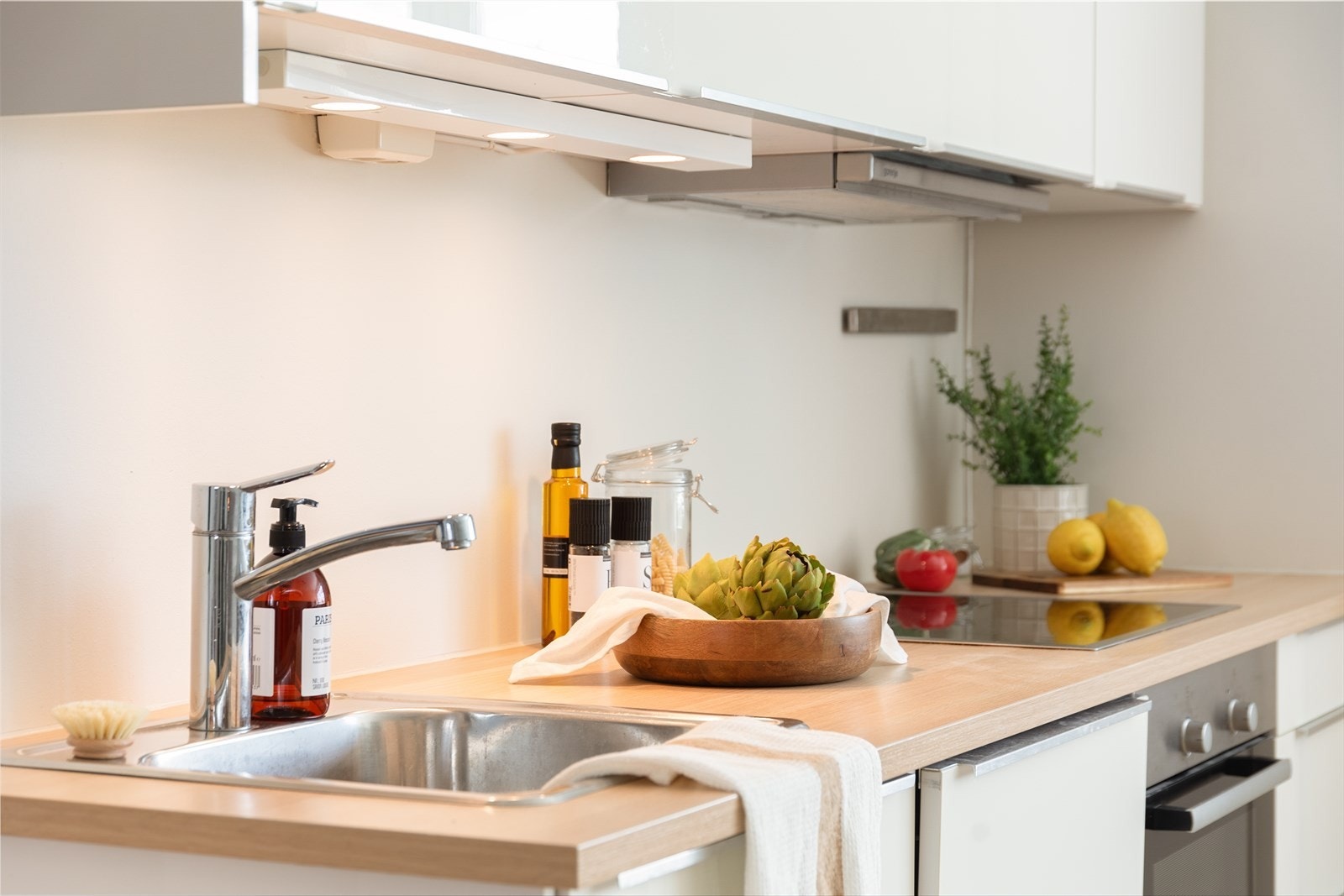 Det er godt med oppbevaringsplass i skuffer og skap som gjør det enkelt å holde orden. A hvitevarer følger vaskemaskin, komfyr, platetopp og kombiskap. Galleribilde