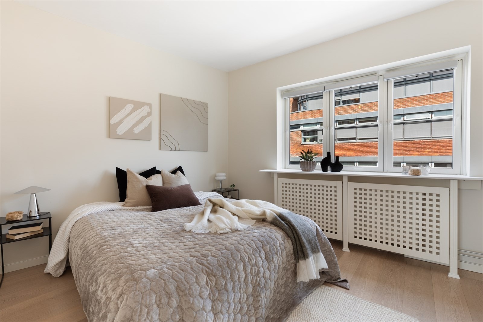 Fra stuen er det adkomst til boligens svært innbydende hovedsoverom. Galleribilde