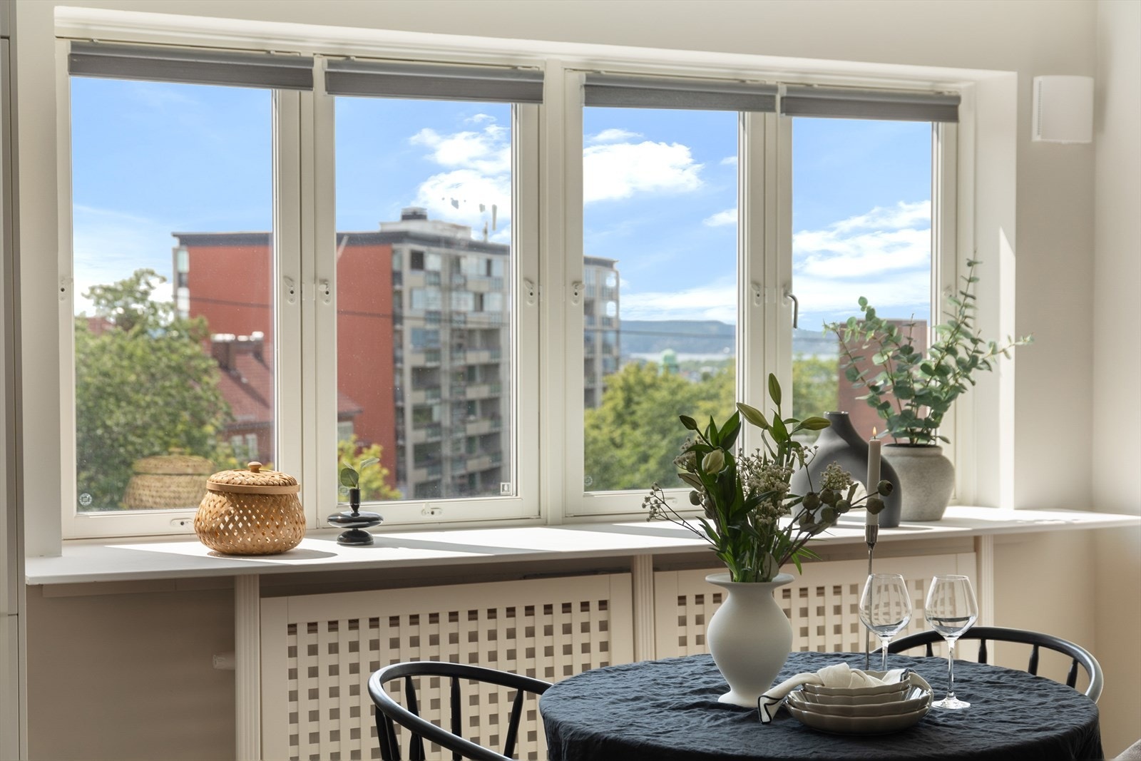 Leiligheten ligger høyt og fritt i 4. etasje med herlig utsikt over byen og fjorden! Galleribilde