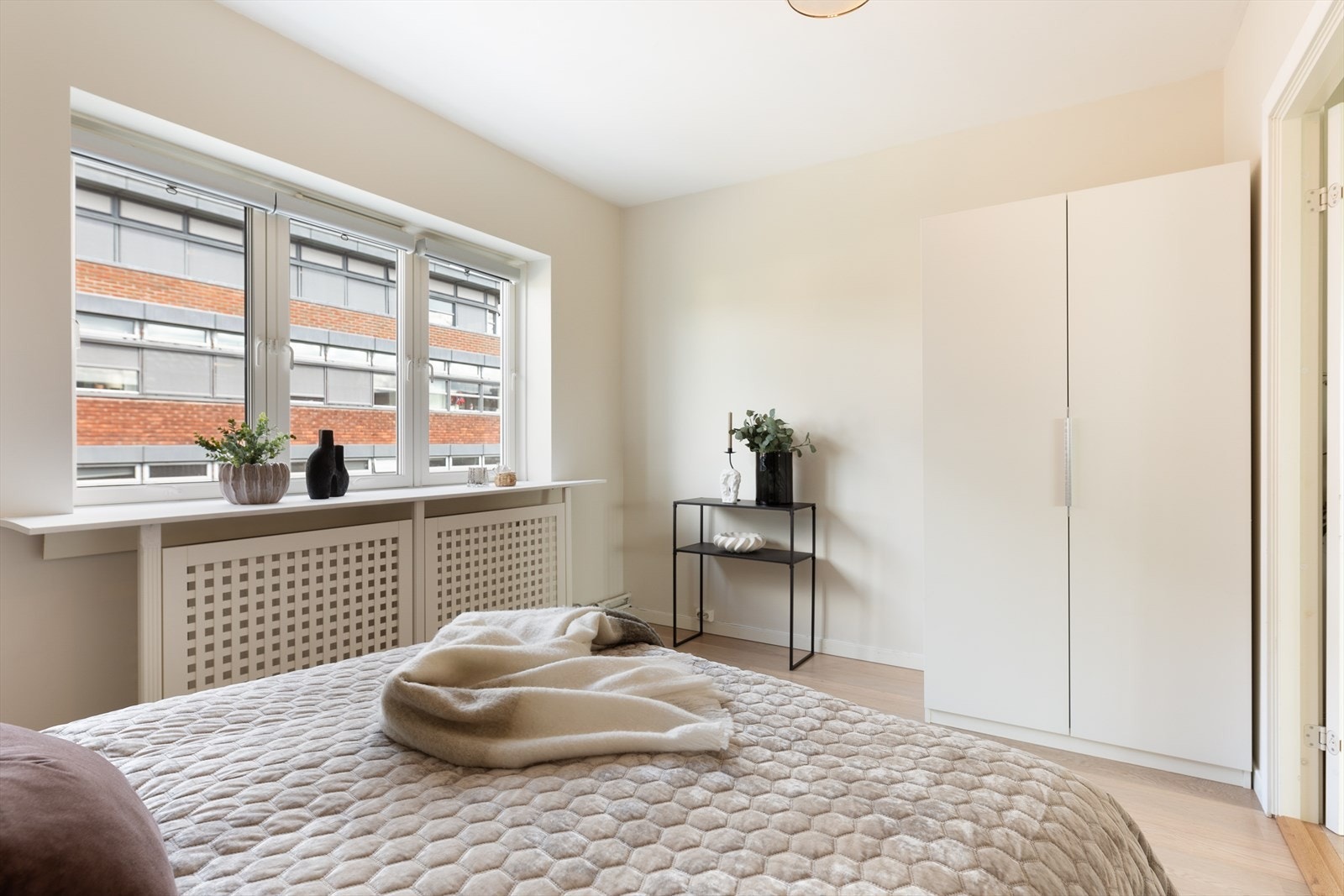 Her er det god plass til stor dobbeltseng og tilhørende nattbord. Galleribilde