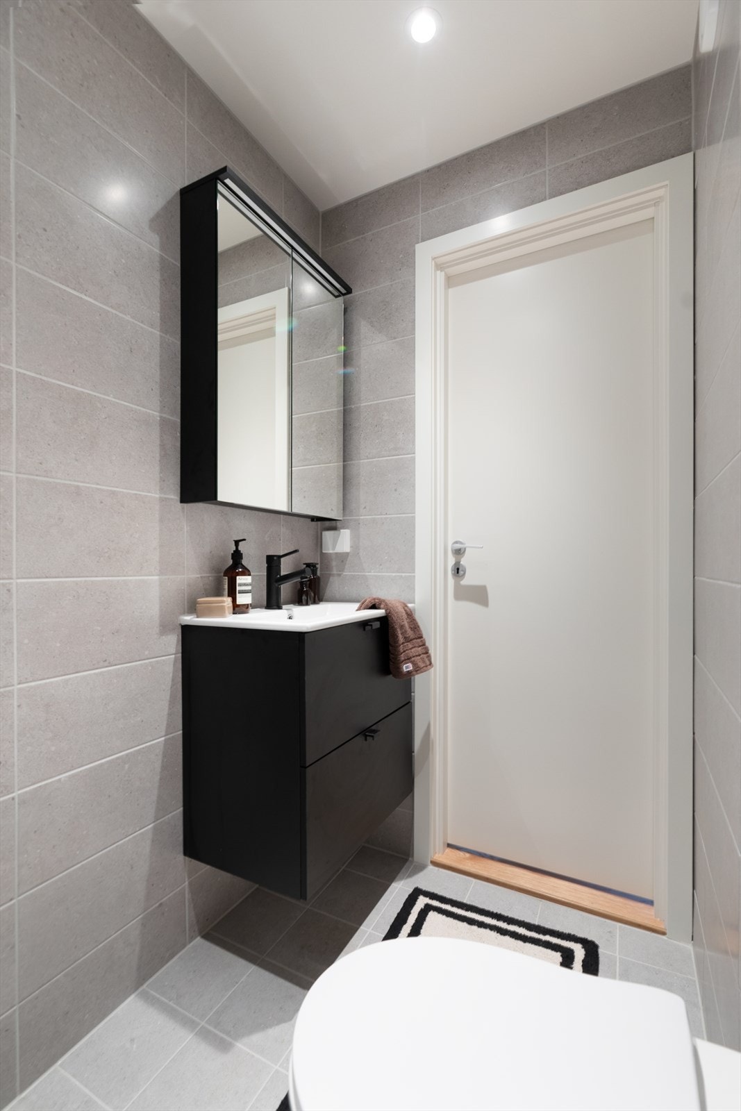 Badet inneholder underskap/overskap, servant, speil, dusjsone med glassdører og wc. Det er også opplegg for vaskemaskin og tørketrommel. Dette er et herlig sted å starte dagen! Galleribilde