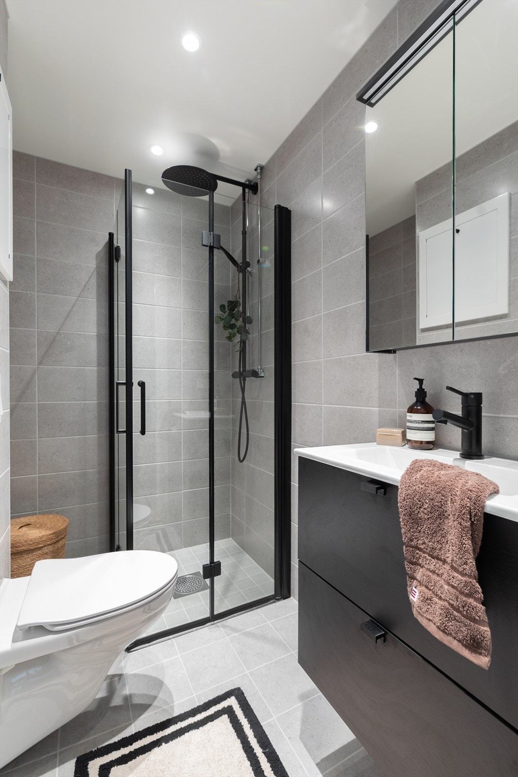 Her får dere et svært lekkert, splitter nytt bad som sto ferdig i juni 2025.
Badet er renovert i regi av borettslaget og inneholder alt dere trenger. Dagens eier har også gjort flere tilvalg som gir badet et eksklusivt, lunt utrykk. Galleribilde