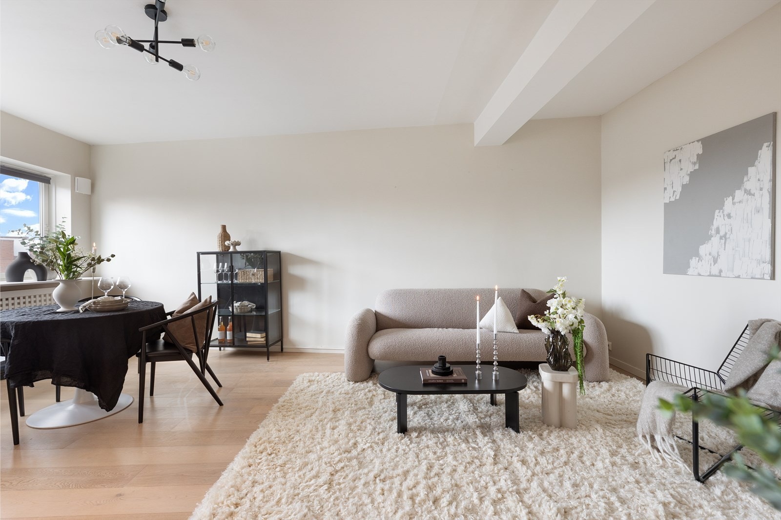 Veggene er malt i den deilige fargen Kokos i juni 2025. Fargene på vegg og gulv harmonerer fint og gir leiligheten et moderne uttrykk. Her er det enkelt å innrede etter egne ønsker og behov. Galleribilde