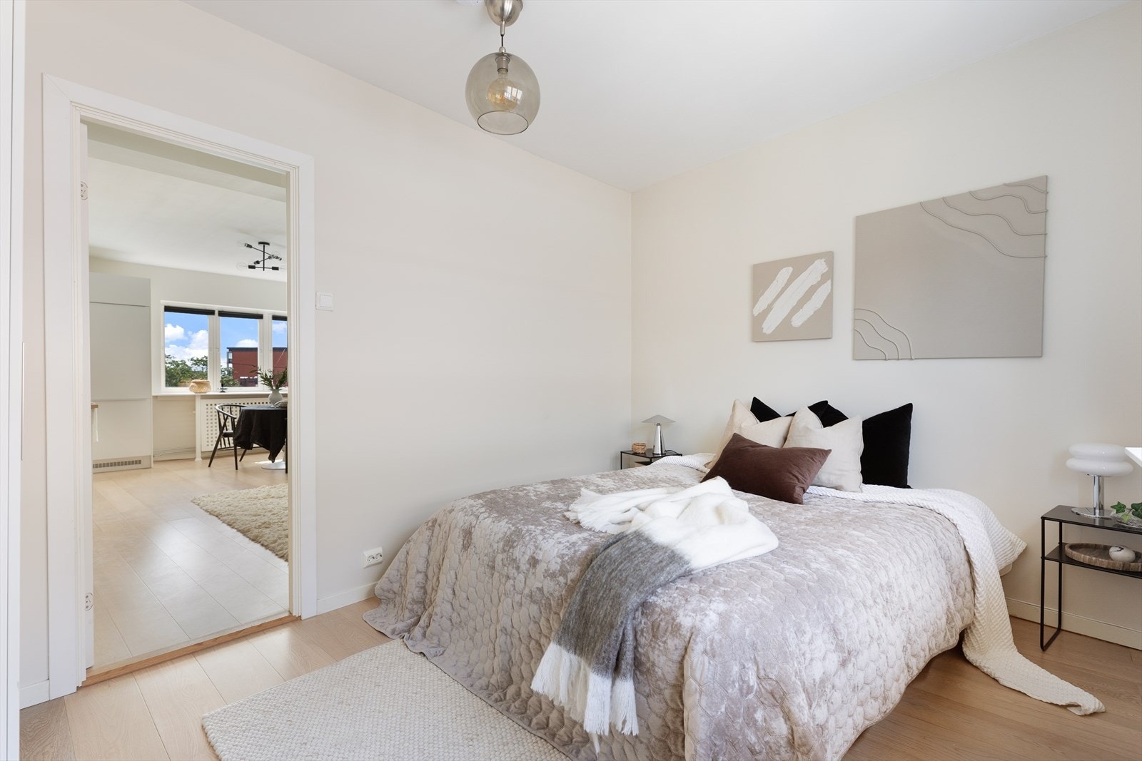 Garderobeskap gir plass til klær og sko. Galleribilde