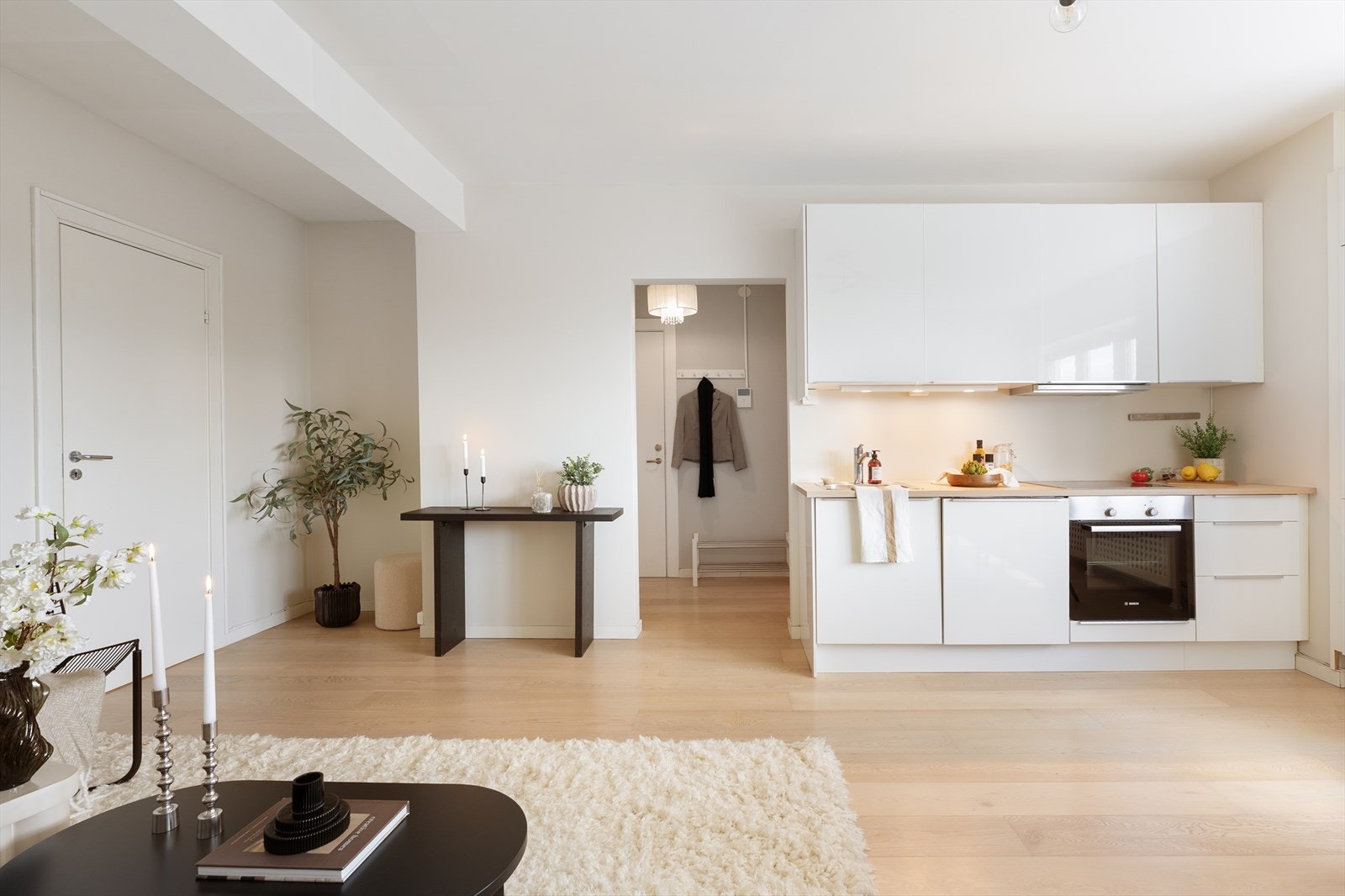 Rommet er delt inn i to naturlige soner med stue i den ene enden og kjøkken i den andre. Galleribilde