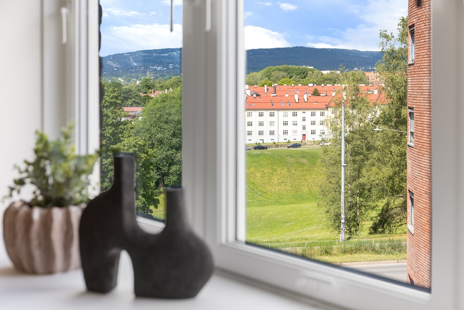 Rommet oppleves lyst og luftig med hyggelig utsyn mot Torshovdalen! Galleribilde