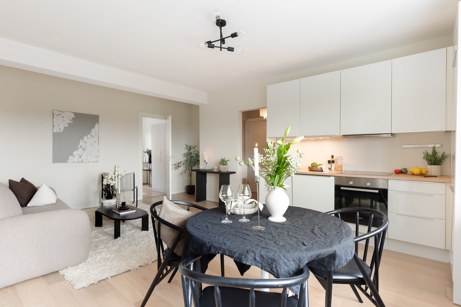 Med kort vei fra kjøkkenet til spiseplassen er det enkelt å servere alle dagens måltider! Galleribilde