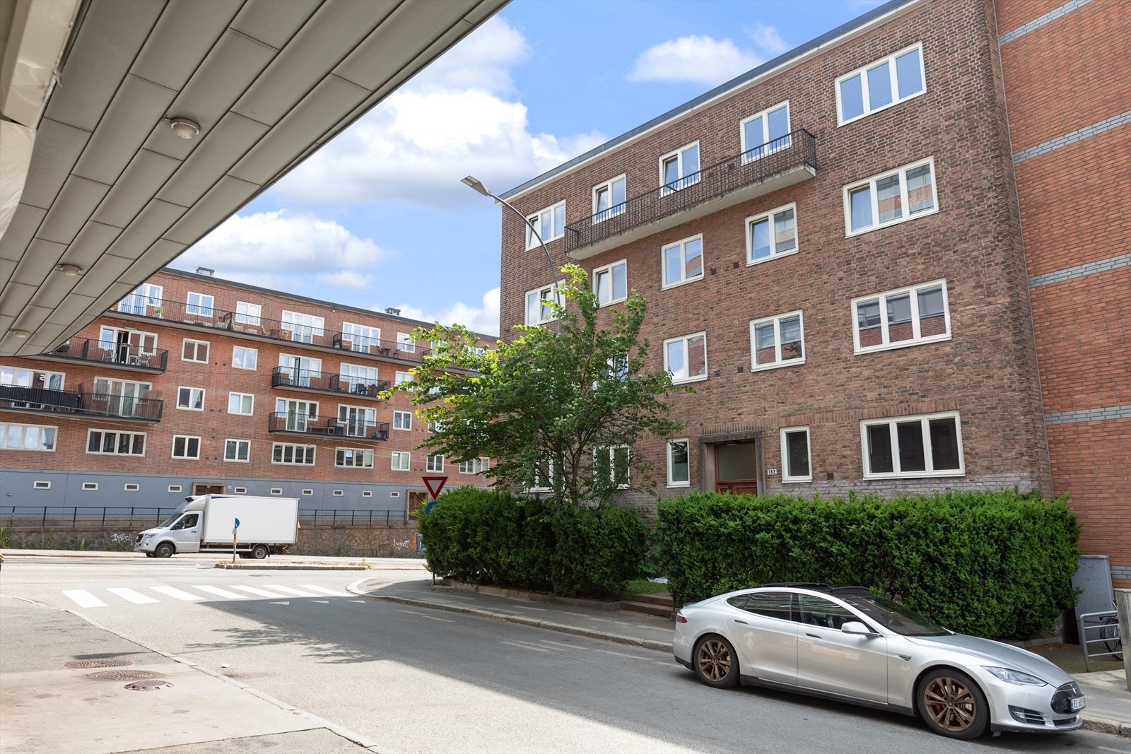 Fra hyggelig sidegate i Trondheimsveien er det trappeadkomst til leiligheten som ligger i 4. etasje. Galleribilde