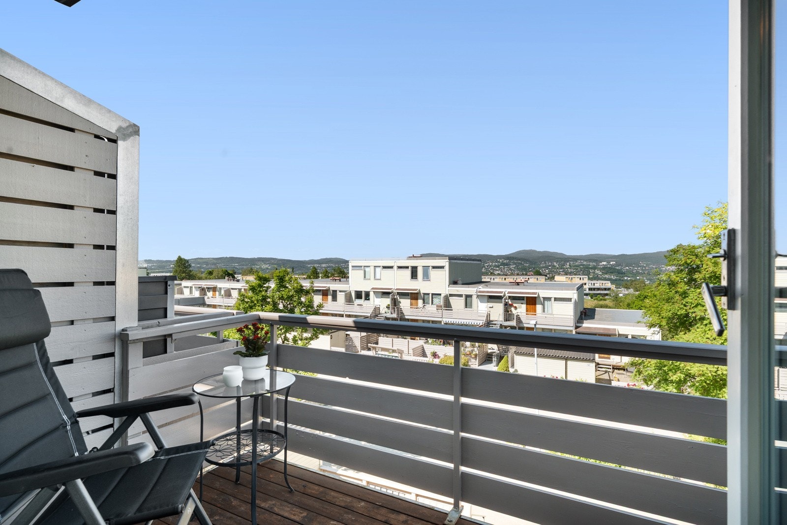 Fra den vestvendte balkongen på 9 kvm. er det plass til utemøblement. Galleribilde