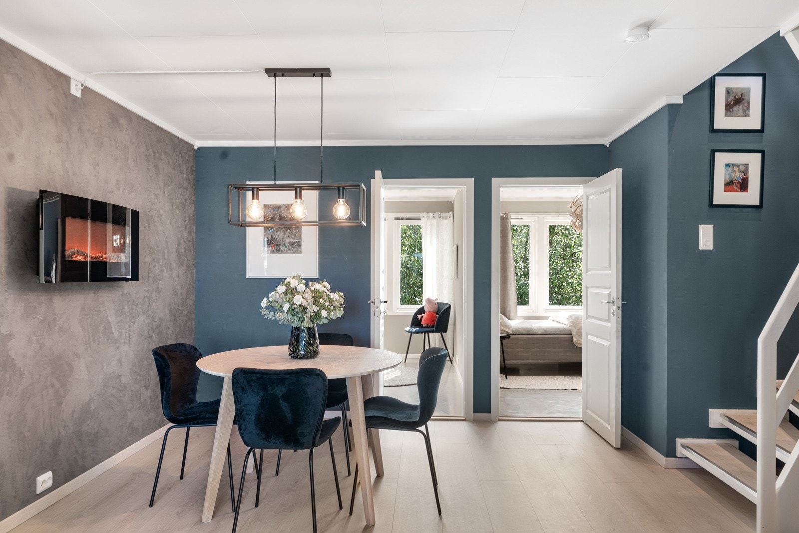 Kjøkkenet avdeles naturlig mot soverommene med en hyggelig spiseplass. Galleribilde