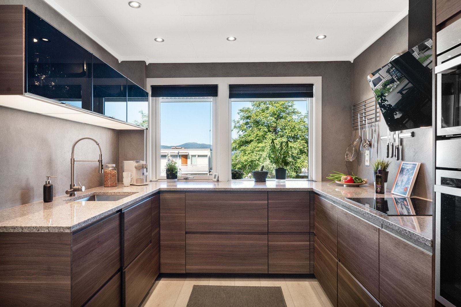 Innredningen har godt med skap- og benkeplass og fra kjøkkenbenken er det utsikt over tunet. Galleribilde