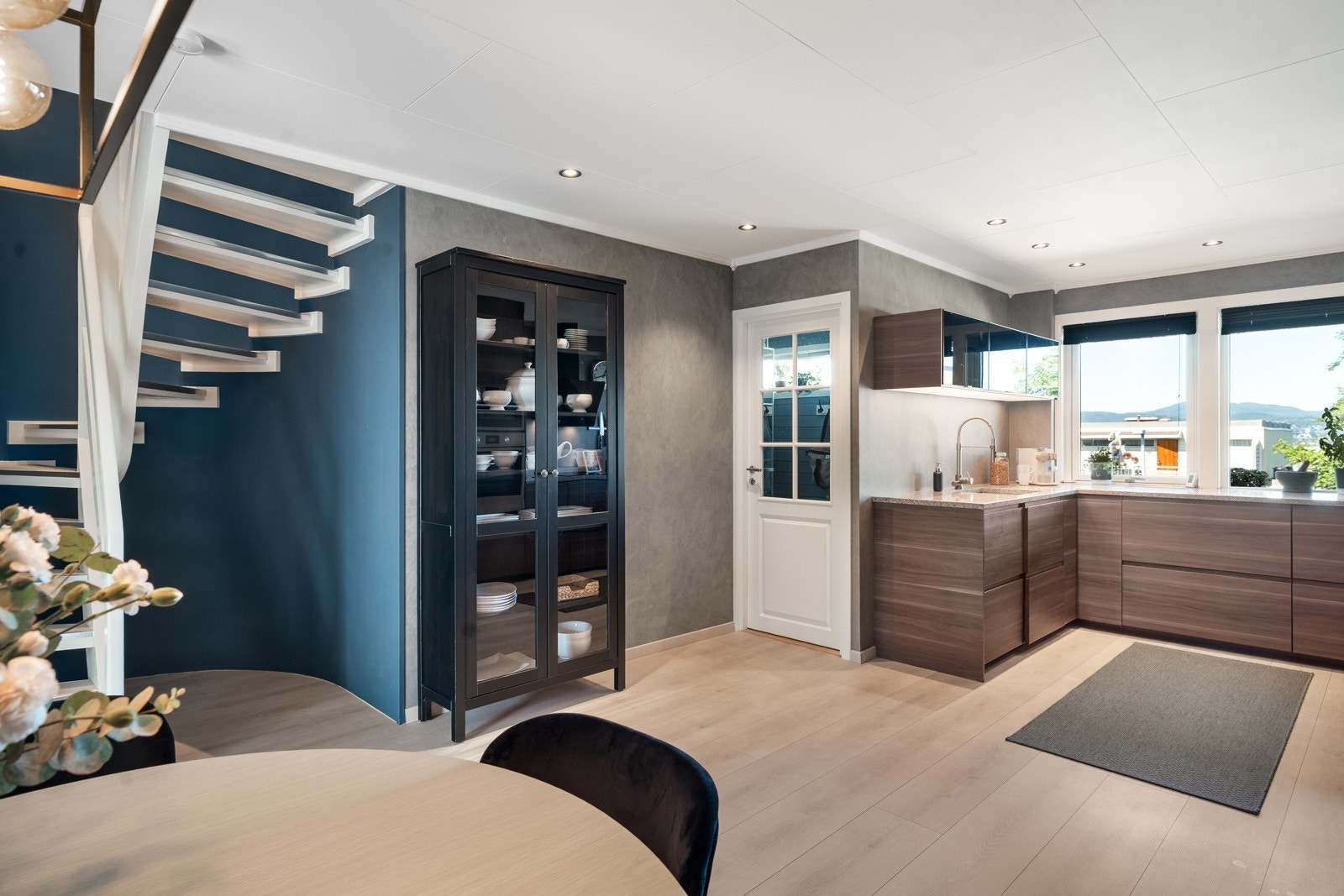 I forlengelse av entréen finner man et flott kjøkken med spiseplass på ca. 27 kvm. Galleribilde