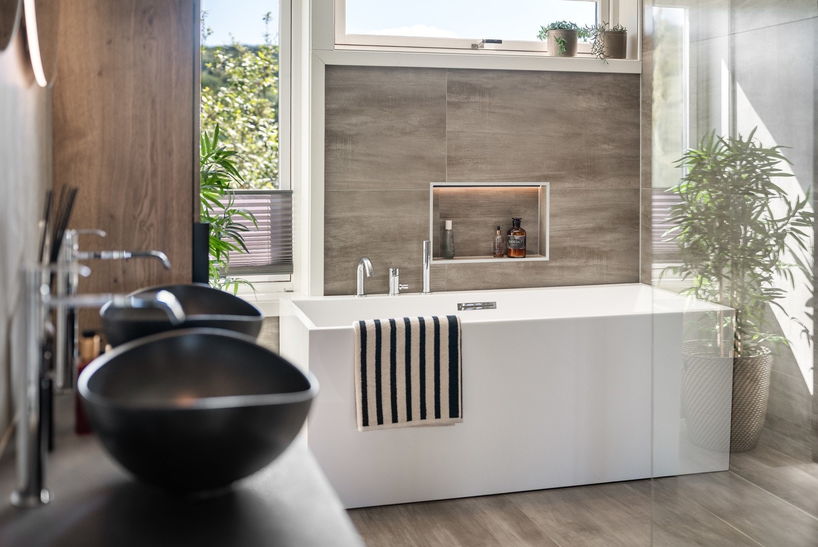 Badet er utstyrt med vegghengt toalett, en pen baderomsinnredning med 2 vasker. Godt med skap og skuffeplass samt speil med led belysning. Galleribilde