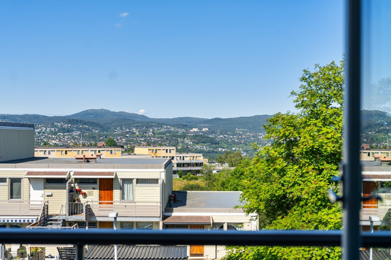 Fra balkongen og stuevinduene er det fint utsikt mot vesthimmelen med Byåsen og Gråkallen i bakgrunn. Galleribilde