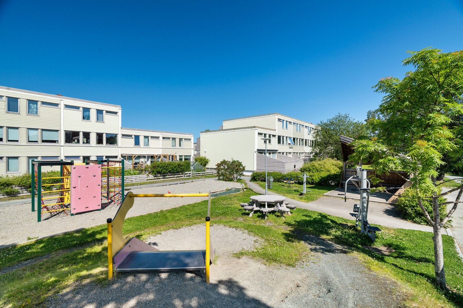 Rett bak boligen er det en flott lekeplass med bord og benker smt en gapahuk. Galleribilde