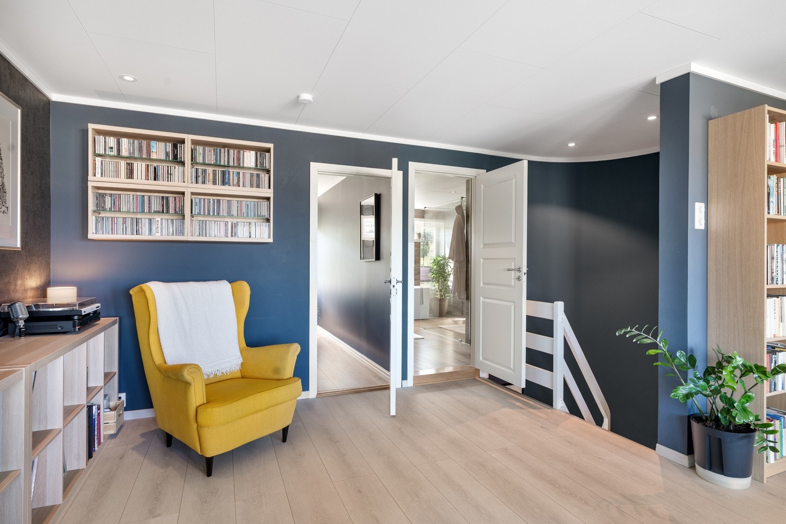 Det er oppvarming via radiatorer som gir en jevn og god temperatur året gjennom. Selger opplyser om et årlig strømforbruk på ca. 7 635 kWh i 2024 Galleribilde