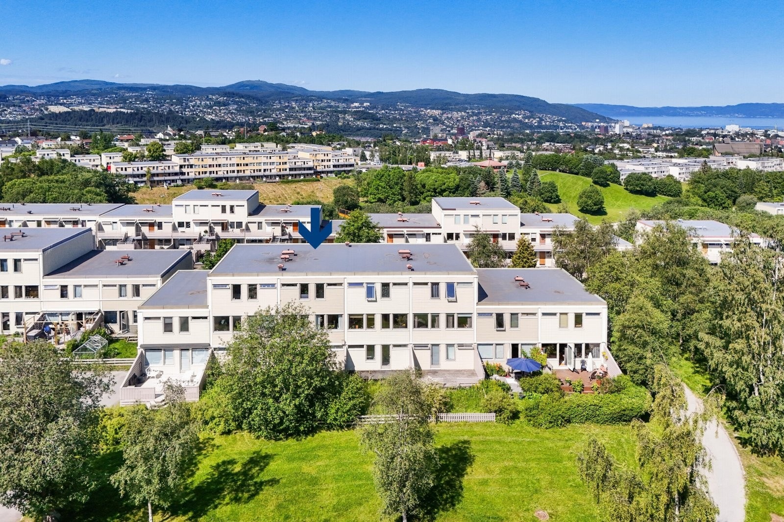 Leiligheten disponerer en felles sportsbod ved inngangspartiet og en stor fellesbod i kjeller samt en egen bod på hele 15 kvm. Galleribilde