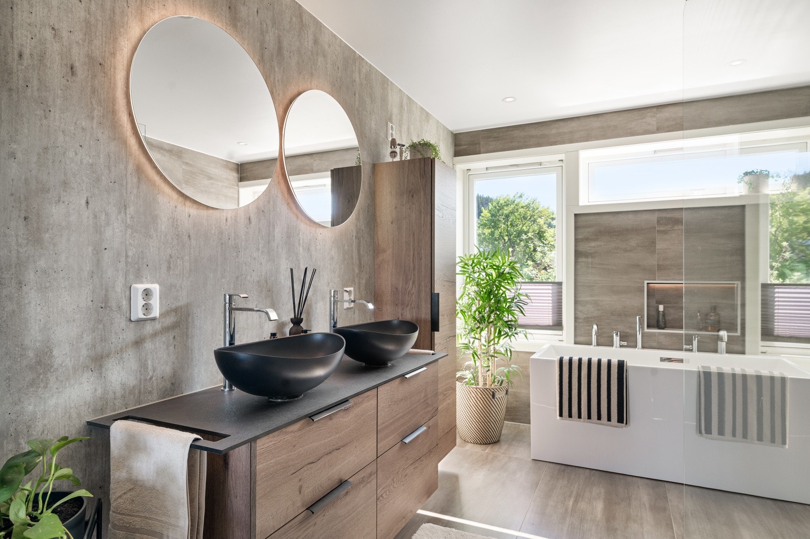 Delikat flislagt baderom på 9 kvm. med varme i gulv og downlights i himling. Galleribilde