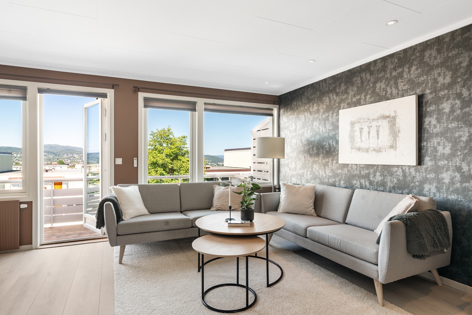 Rommet oppleves lyst og luftig med store vindusflater som gir et godt innlys. Galleribilde