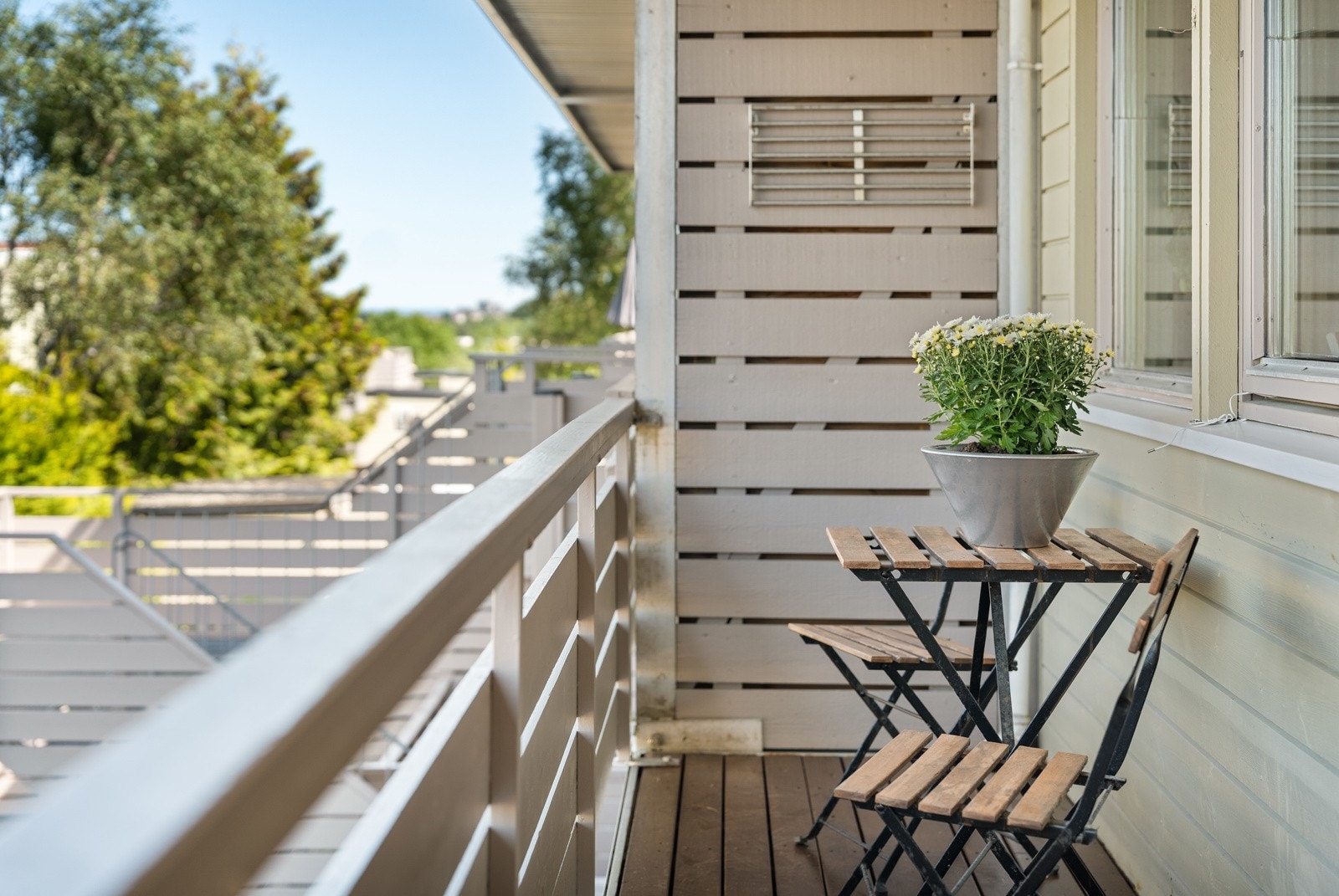 Fra bakkeplan tar man trappen opp til et vestvendt inngangsparti. Her har man sol fra tidlig ettermiddag til solen går ned. Her er det plass til en liten sittegruppe. Galleribilde