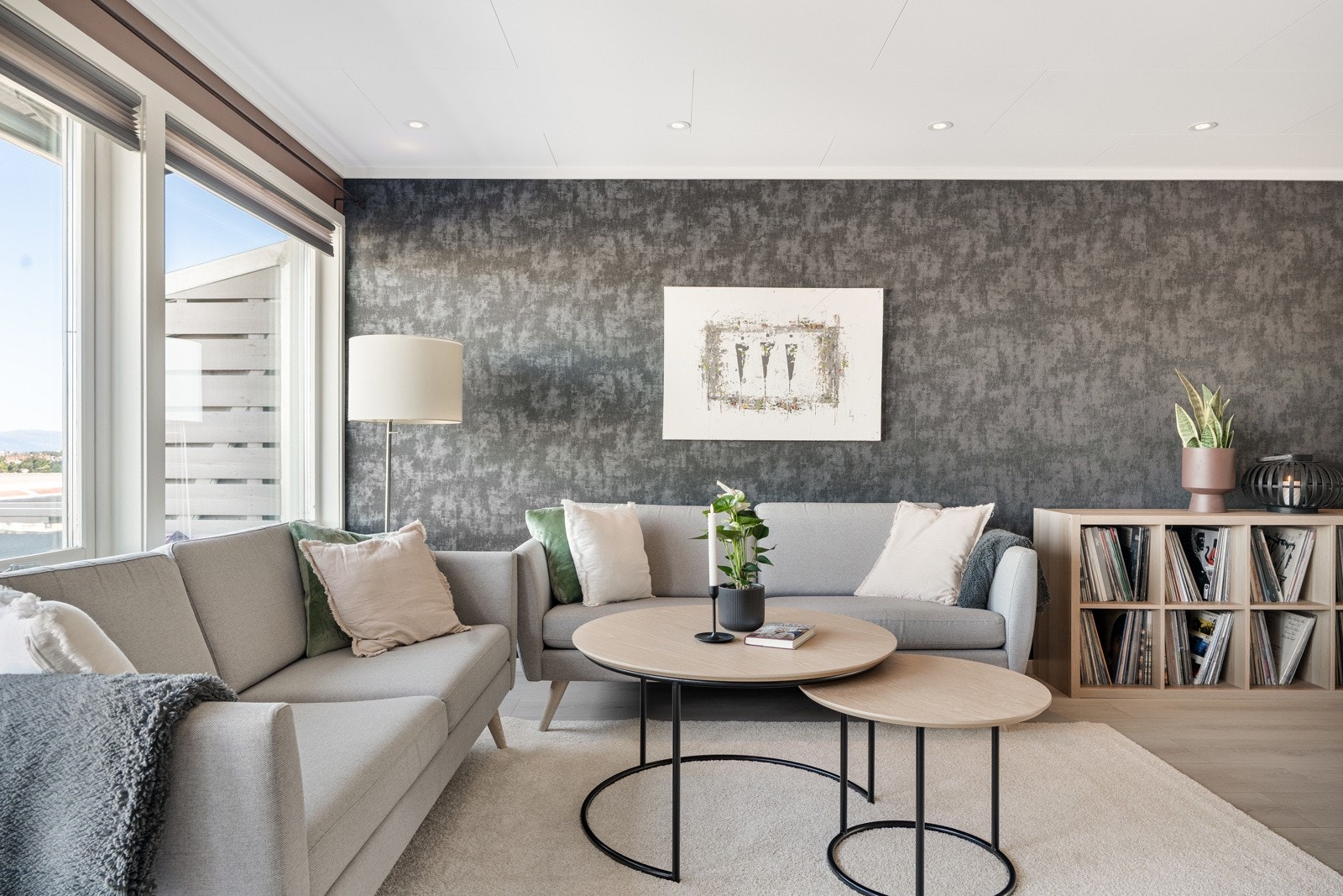 Innvendig fremstår leiligheten meget tiltalende, med flotte gulv, moderne fargevalg og downlights i himlinger. Galleribilde