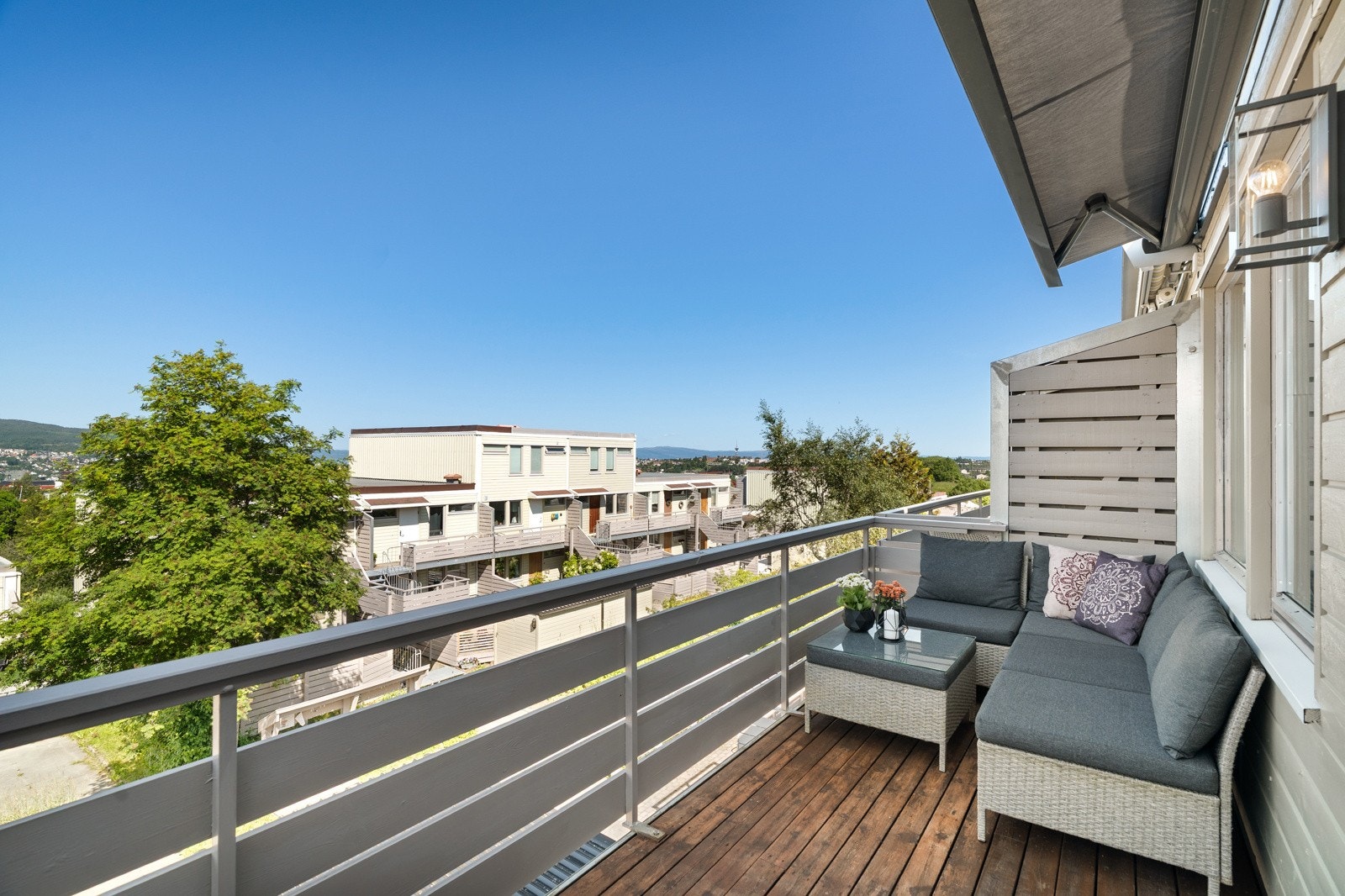 Her kan man nyte sene sommerkvelder. Utvendig motorisert markise over terrassen ble montert i 2021. Galleribilde