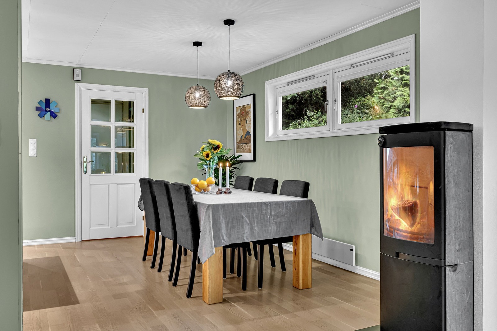 Midt i rommet står en koselig peisovn som varmer godt på kjølige dager og skaper ekstra stemning. Galleribilde