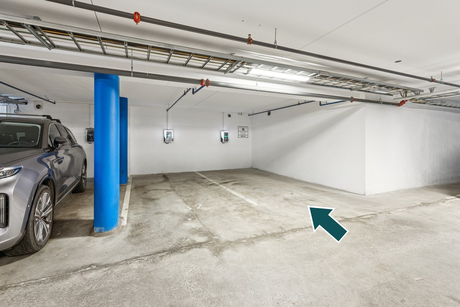 Leiligheten har en fast garasjeplass med elbil-lader i kjeller, merket nr. 83. Galleribilde