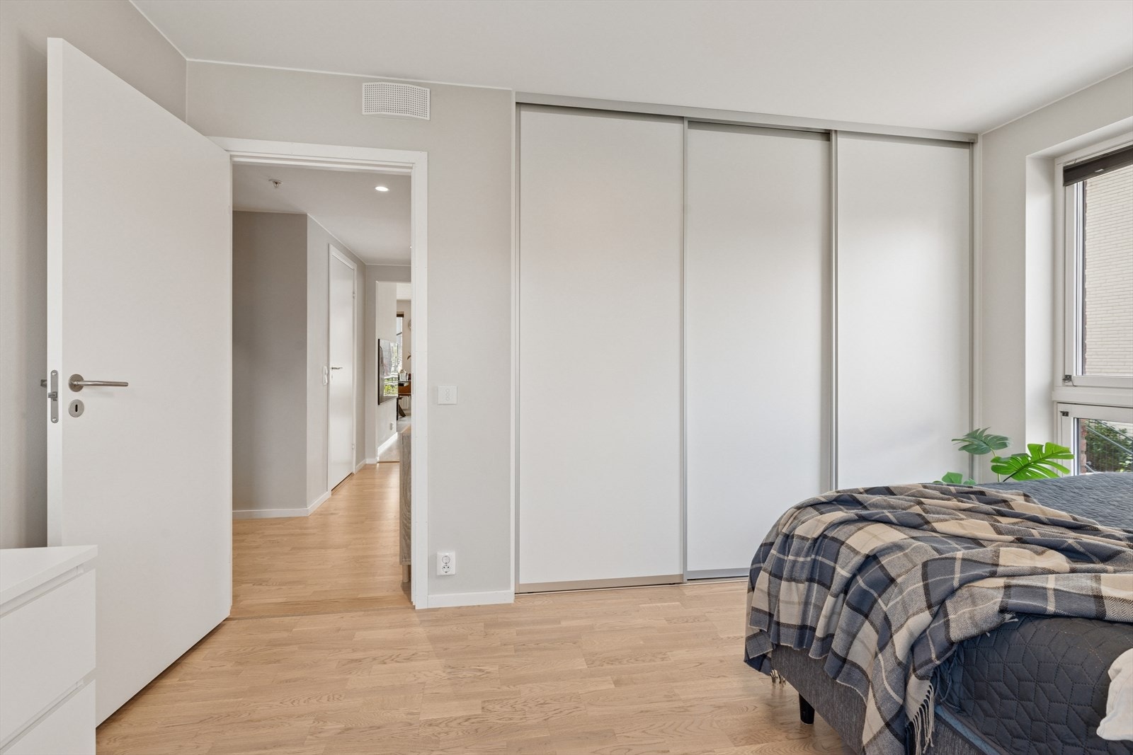 Soverom 2, hovedsoverommet har skyvedørsgarderobe og god plass til dobbelseng og ønsket møblering. Galleribilde