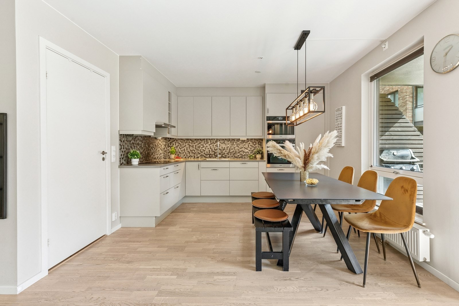 Kjøkkenet har inngang til en bod/teknisk, som gjør det praktisk å oppbevare både kjøkkenutstyr og matvarer. Galleribilde