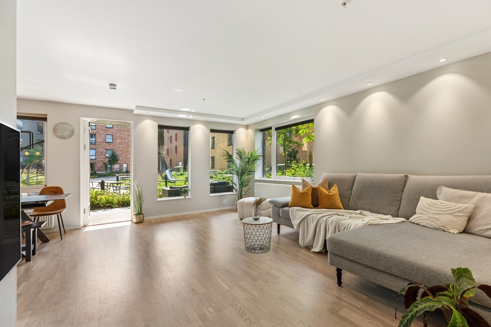 Innbydende stue med en fin planløsning som gir plass til å møblere i flere soner. Eikeparkett i en behagelig tone er gjennomgående i hele leiligheten. Galleribilde