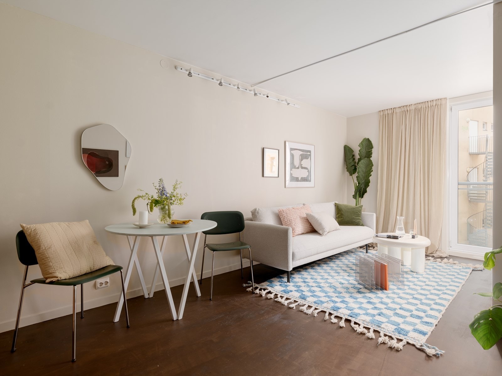 Innvendig møtes du av lyse vegger og et moderne preg. De store vindusflatene sørger for mye naturlig lys og en behagelig romfølelse. Galleribilde