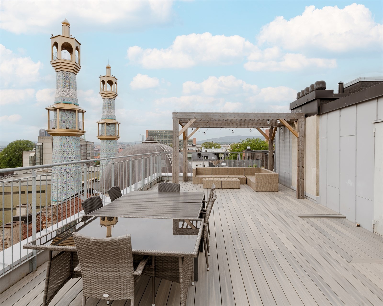 Sameiet har en flott takterrasse med flere sittegrupper for beboerne. Her har du fin utsikt og gode solforhold. Galleribilde