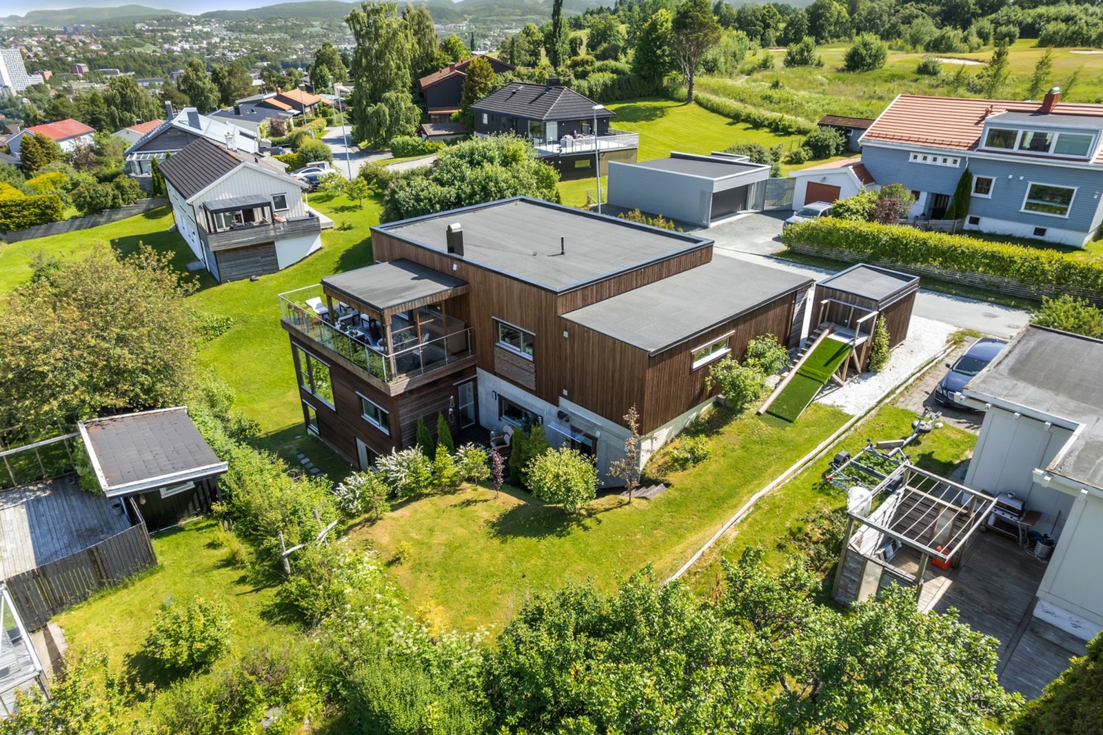 Golfbanen på Havstein ligger nærmest inntil huset. Galleribilde