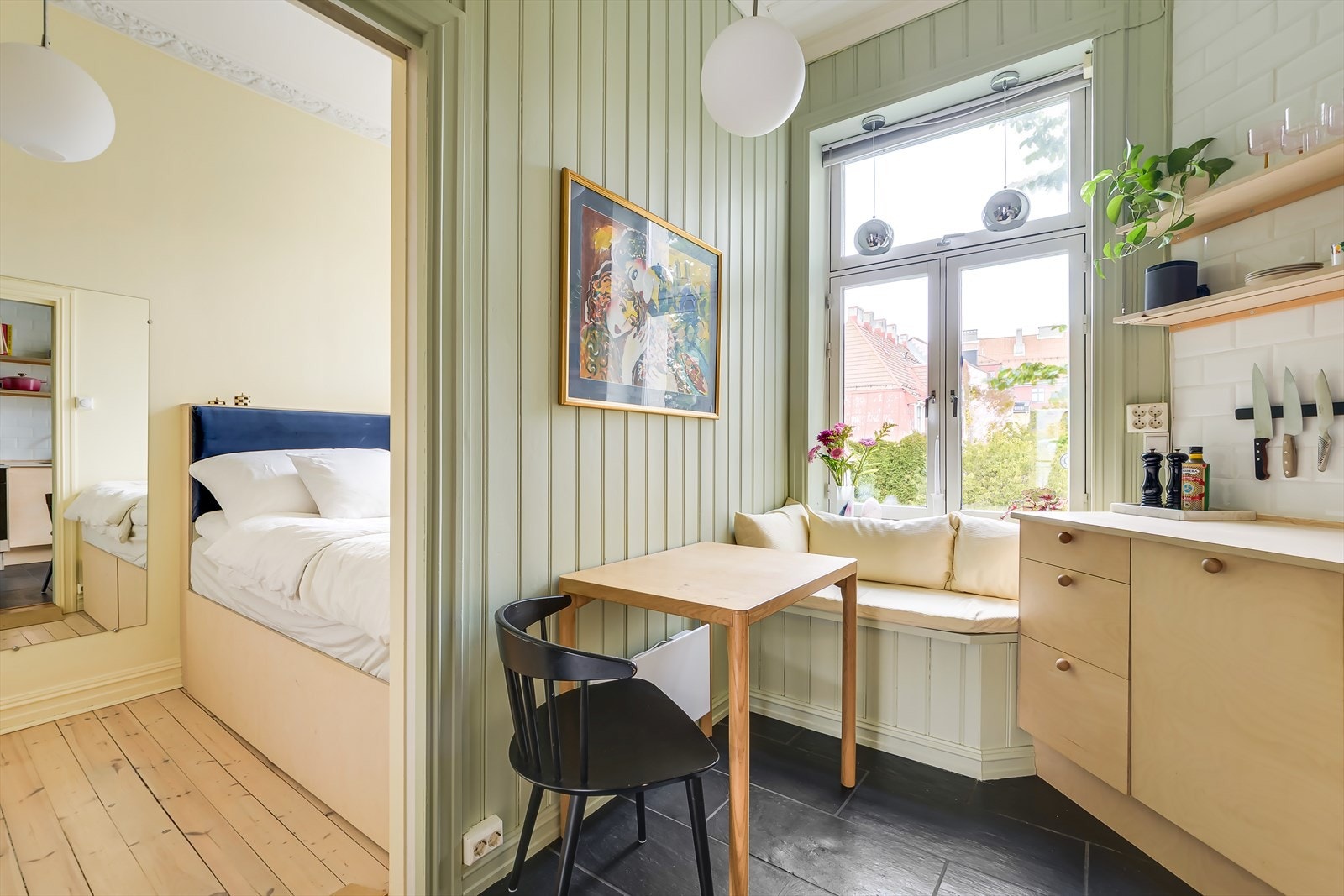 Det er oppbevaringsplass under sittebenken. Galleribilde
