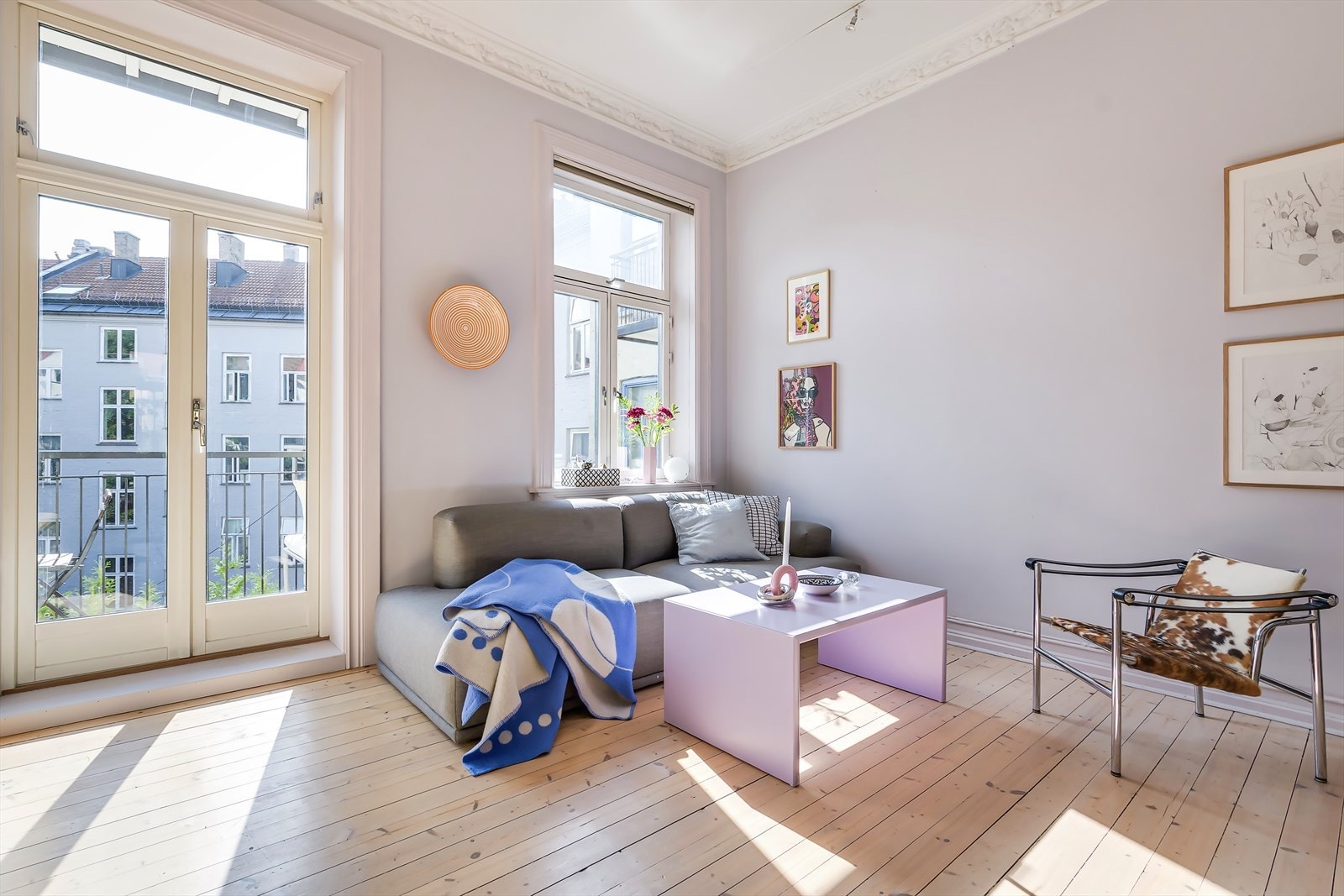 Dette er en gjennomgående og sjarmerende 2-roms i klassisk bygård på Torshov. Galleribilde